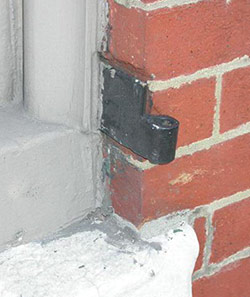 Pintle in brick